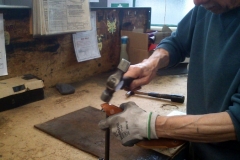 Hand rivetting
